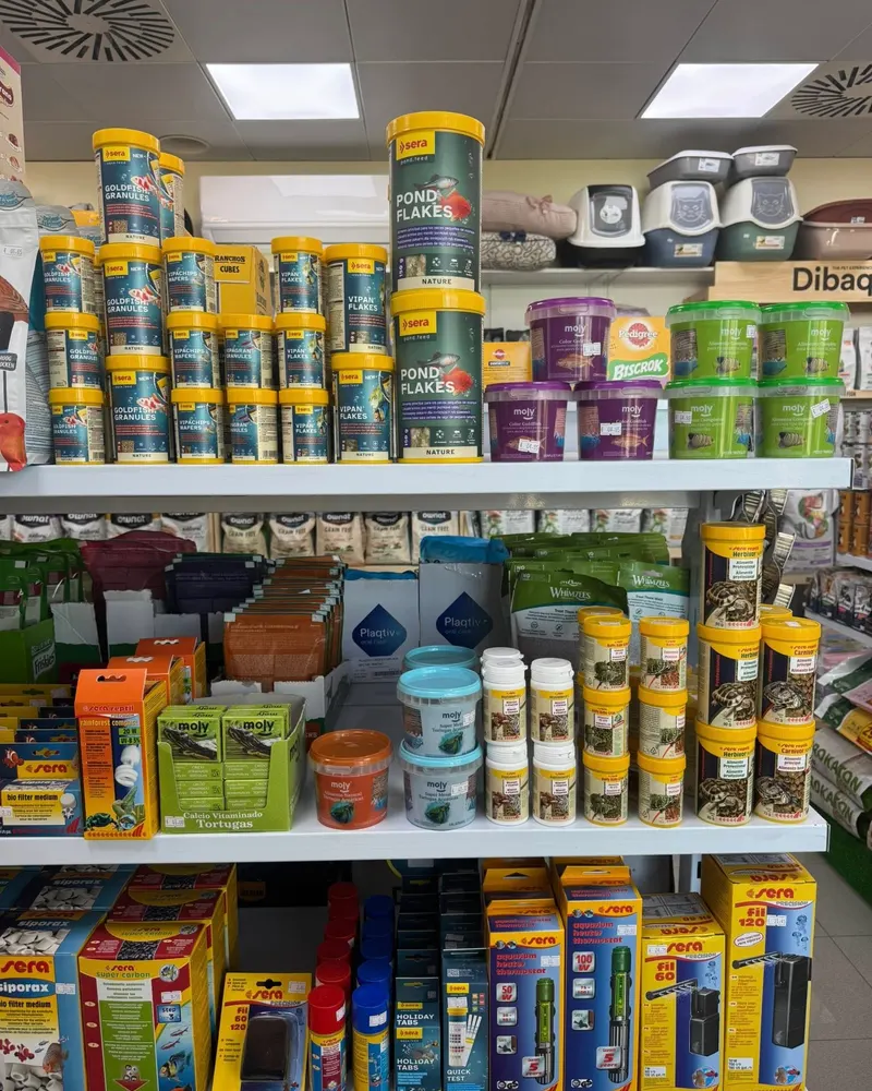 Sección de acuariofilia con peceras y comida para peces